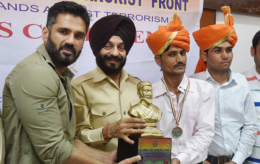 All India Anti Terrorist Front Chairman MS Bitta and actor Sunil Shetty presenting awards to Rakesh Sharma and Vikramjeet for owerpowering Pakistani terrorist Naved, in Mumbai.