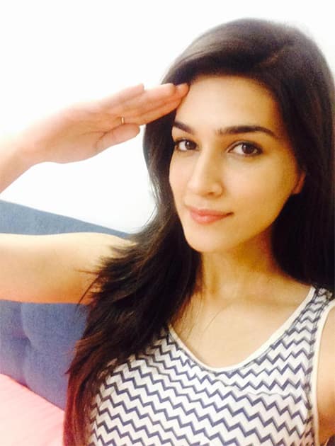 #SaluteSelfie A big salute to our nation's real selfless Heroes!! #IndianArmy #proudindian Twitter@kritisanon 