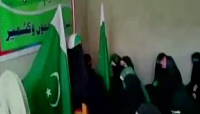 Radical women&#039;s outfit unfurls Pakistani flag in Kashmir