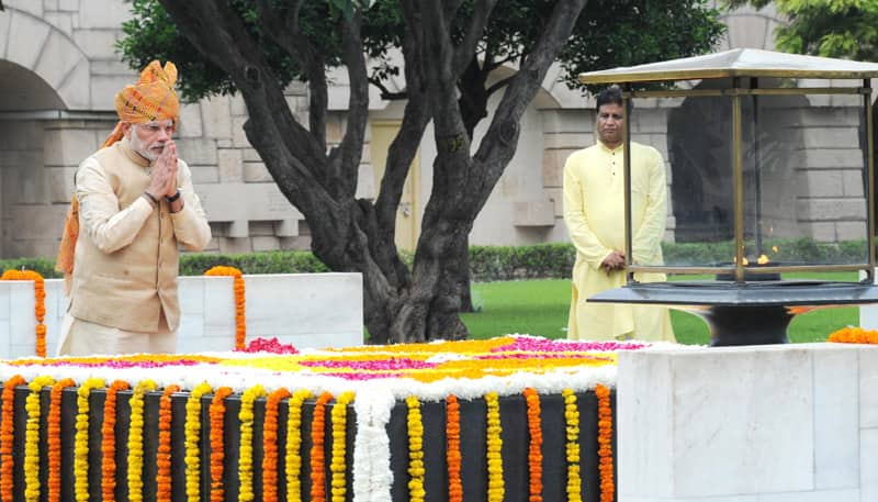 The Prime Minister, Shri Narendra Modi paying homage at the Samadhi of Mahatma Gandhi, at Rajghat, on the occasion of 69th Independence Day, in New Delhi. Pic Courtesy/PIB