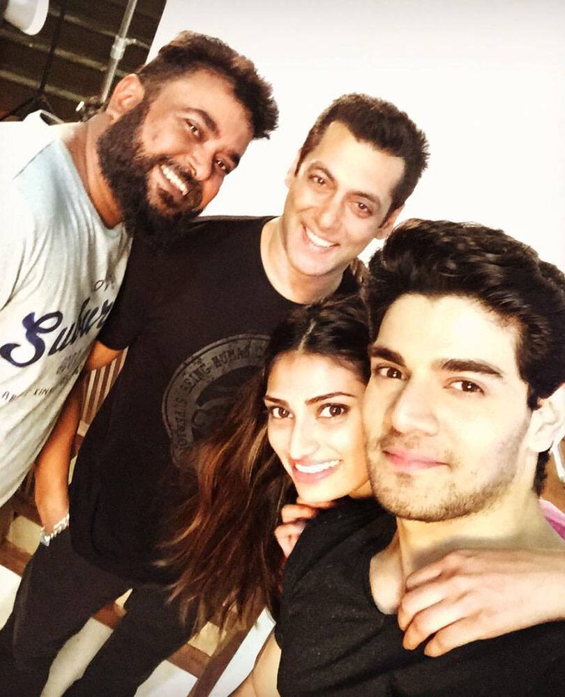 Sooraj Pancholi :- #SelfieLele ❤ selfie time with  @BeingSalmanKhan Sir & @theathiyashetty -twitter