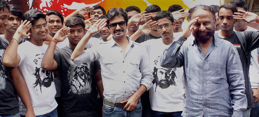 Bollywood actor Nawazuddin Siddiqui along with filmmaker Ketan Mehta pose with their fans during promotion of their film Manjhi- The Mountain Man in Mumbai.
