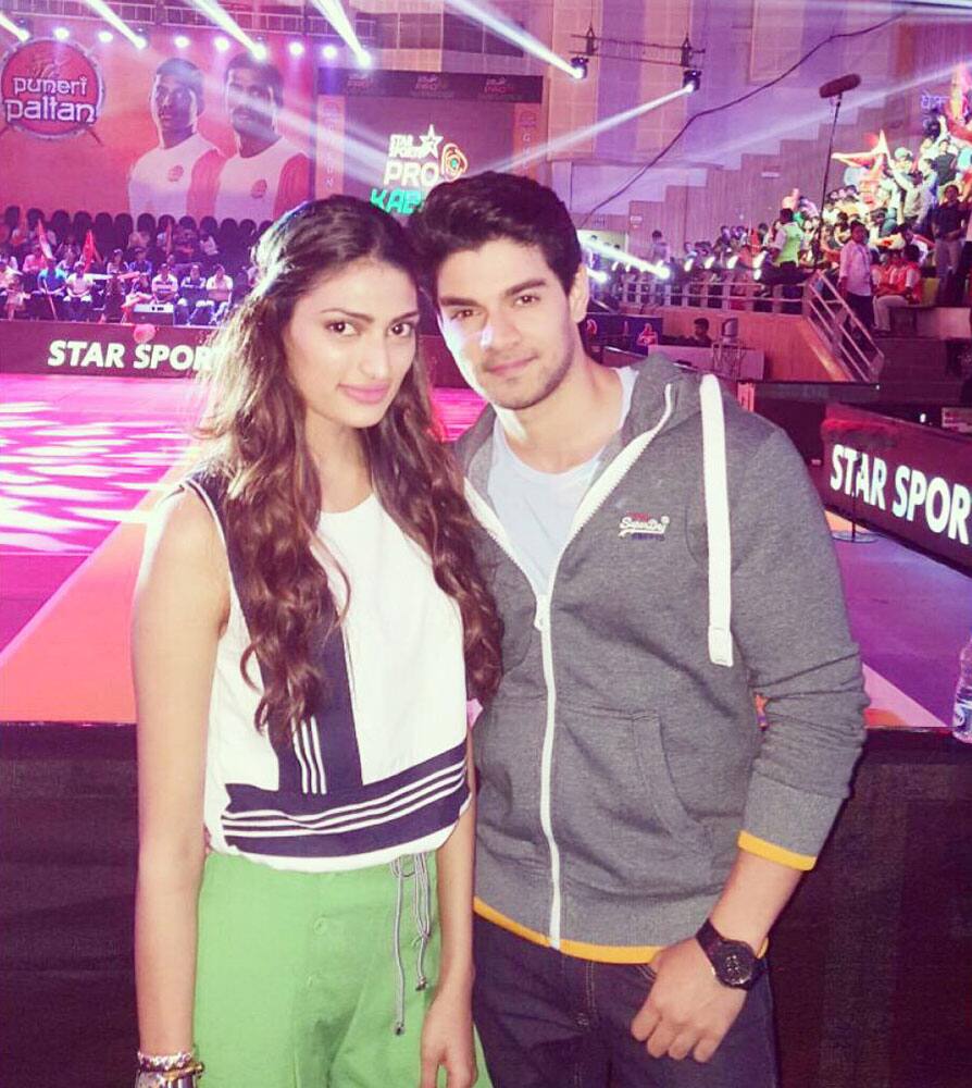 Sooraj Pancholi :- Pune @ProKabaddi with @theathiyashetty -twitter