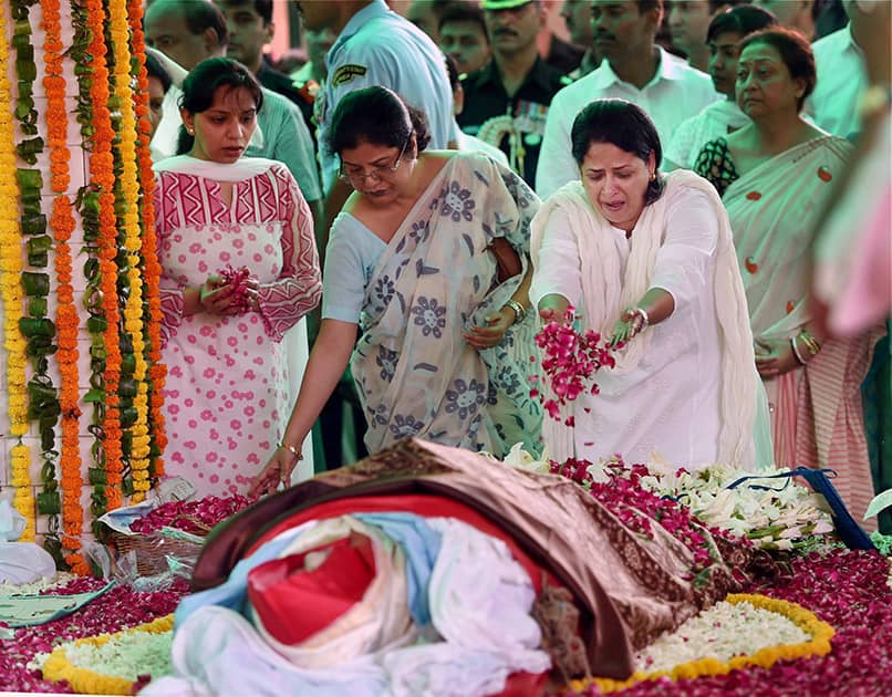 Sharmistha Mukherjee paying her last respects to her mother and First Lady Suvra Mukherjee during her funeral in New Delhi.