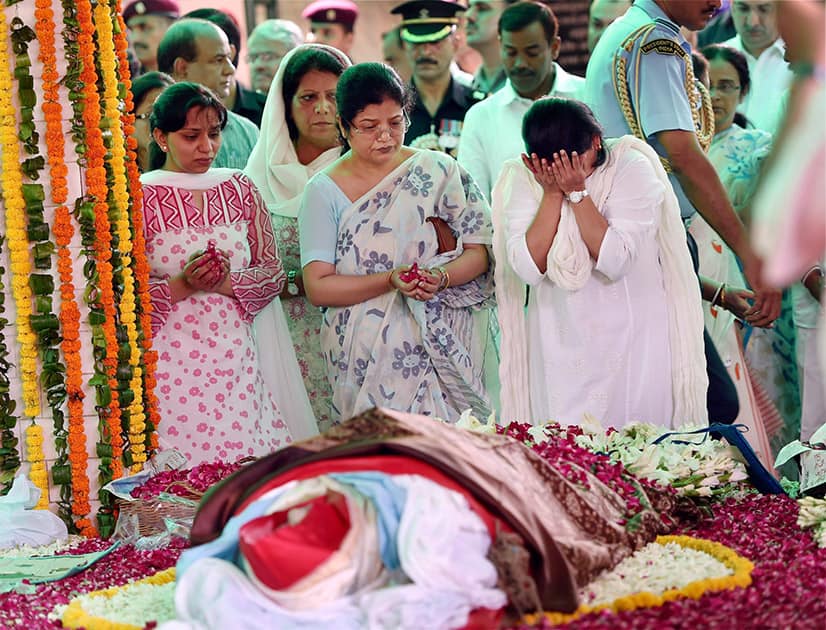 Sharmishta Mukherjee and other family members during the cremation ceremony of First Lady, Suvra Mukherjee in New Delhi.