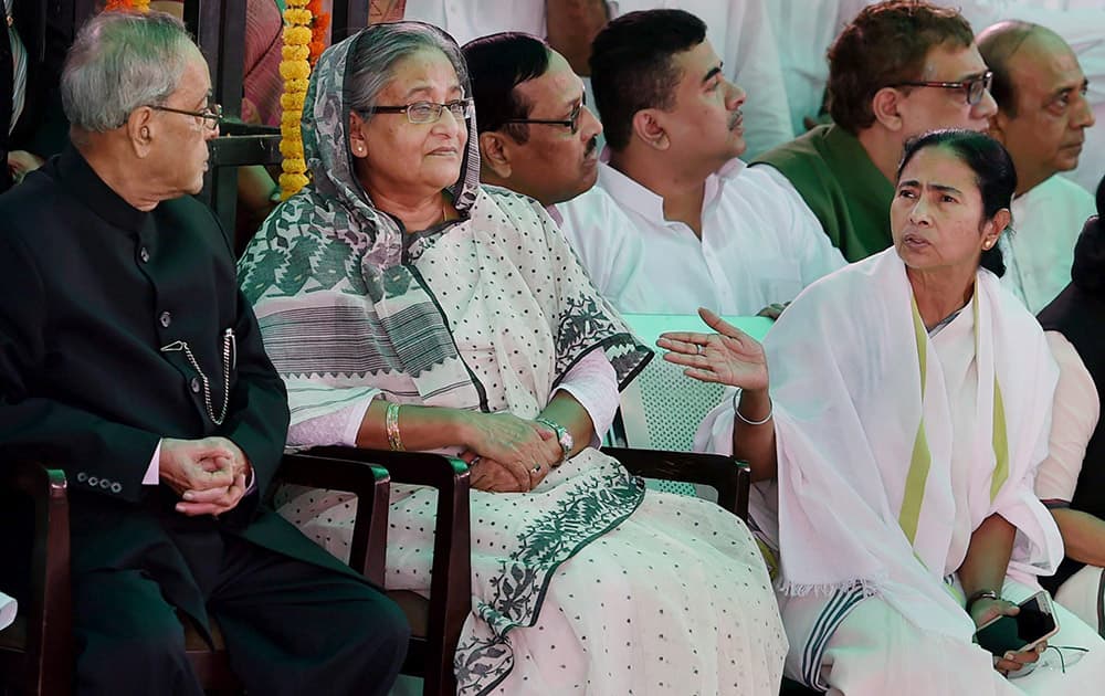 President Pranab Mukherjee, Bangladesh Prime Minister Sheikh Hasina and West Bengal CM Mamata Banerjee at the cremation of First Lady Suvra Mukherjee.