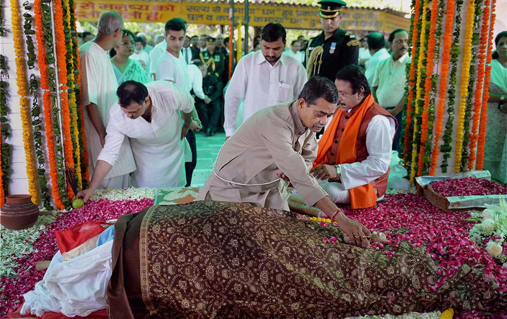 Congress leader Abhijit Mukherjee perform rites at the cremation ceremony of his mother and First Lady Suvra Mukherjee at Lodhi Road Crematorium in New Delhi.