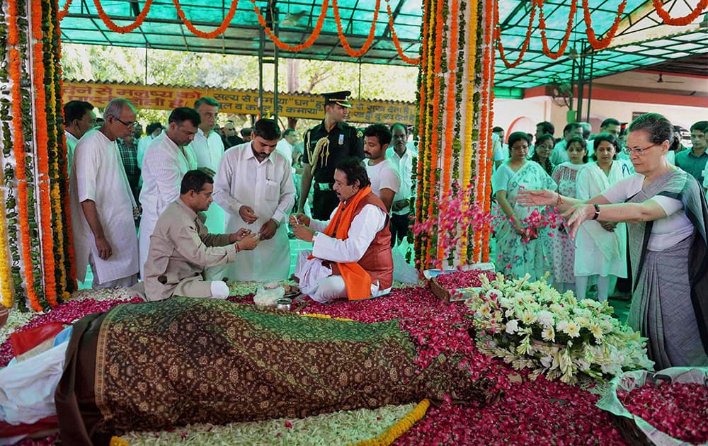 Congress President Sonia Gandhi paying her last respects to First Lady Suvra Mukherjee at the cremation ceremony of the First Lady Suvra Mukherjee at Lodhi Road Crematorium in New Delhi.