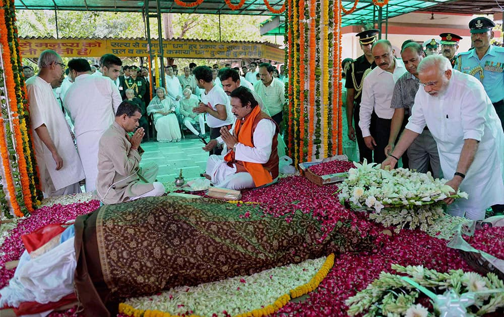 Prime Minister Narendra Modi pays his last respects to First Lady Suvra Mukherjee at the cremation ceremony of the First Lady Suvra Mukherjee at Lodhi Road Crematorium in New Delhi.