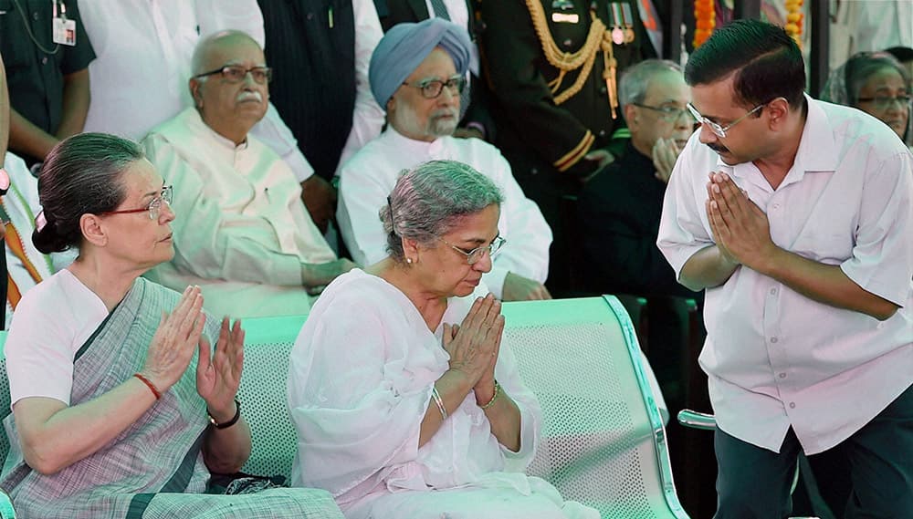 Former Prime Minister Manmohan Singh, BJP leader LK Advani, Congress President Sonia Gandhi, Gursharan Kaur and Delhi Chief Minister Arvind Kejriwal attending the cremation ceremony of First Lady Suvra Mukherjee at Lodhi Road Crematorium in New Delhi.