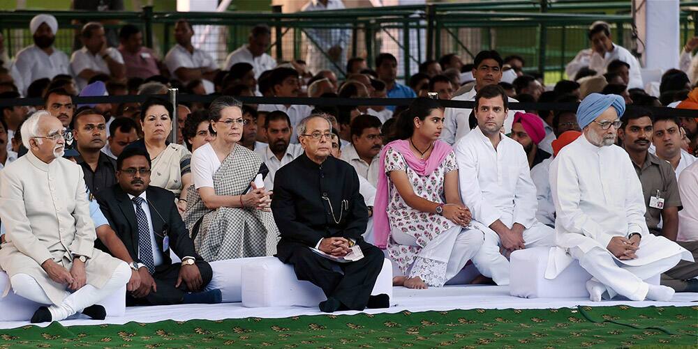 President Pranab Mukherjee, Vice President Hamid Ansari, Former Prime Minister Manmohan Singh, Congress President Sonia Gandhi, party Vice President Rahul Gandhi and others during former Prime Minister Rajiv Gandhi on his 71st birth anniversary at Vir Bhumi in New Delhi.