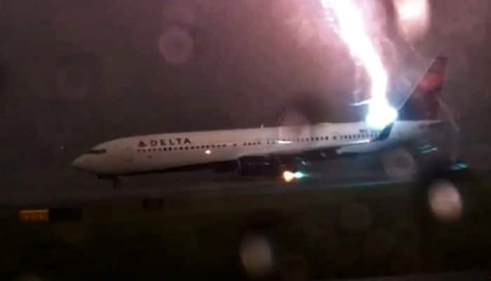 Amazing video: Direct lightning strike on a Delta Airlines Boeing 737 