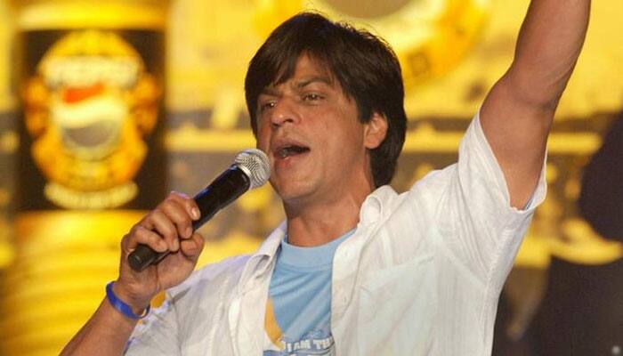 Watch: Shah Rukh Khan sings &#039;Chaiyya Chaiyya&#039; inside his car!