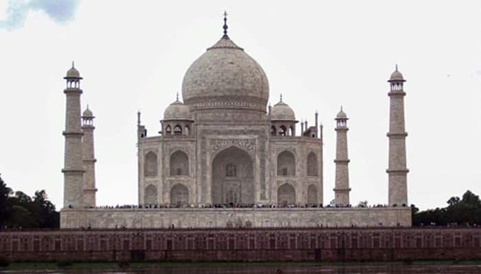Taj Mahal&#039;s chandelier crashes!