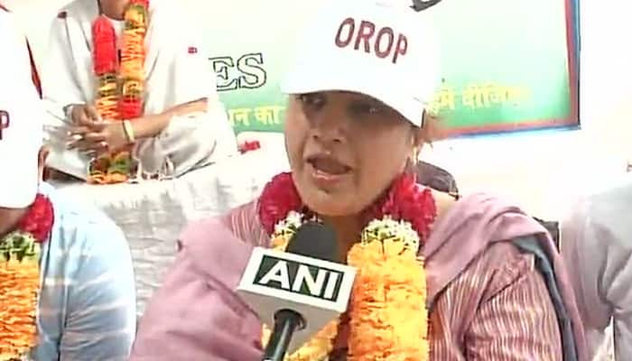 VK Singh&#039;s daughter joins OROP protest, calls for speedy implementation