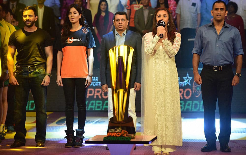 Bollywood actress Alia Bhat sings the national anthem, also seen in the picture (L to R) Saif Ali Khan, Katrina Kaif, Star India CEO, Uday Shankar and Cricketer MS Dhoni during the Pro Kabaddi League Finals in Mumbai.