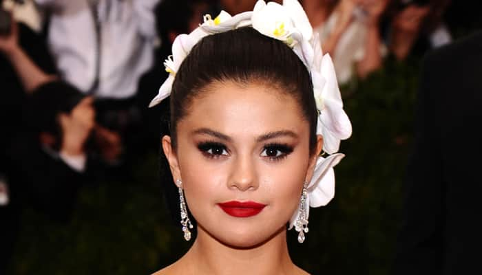 Sizzling hot: Selena Gomez takes selfie in underwear