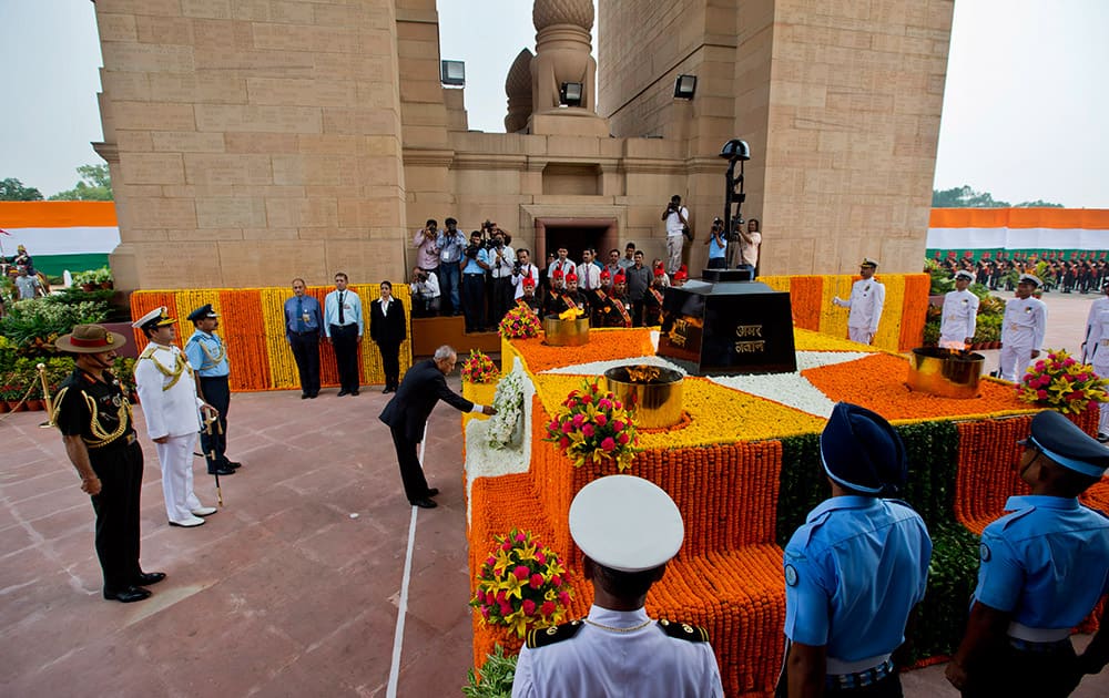 President Pranab Mukherjee offers his tribute to deceased soldiers on occasion of 50th anniversary of India's win over Pakistan in the war of 1965, at the India Gate war memorial in New Delhi.