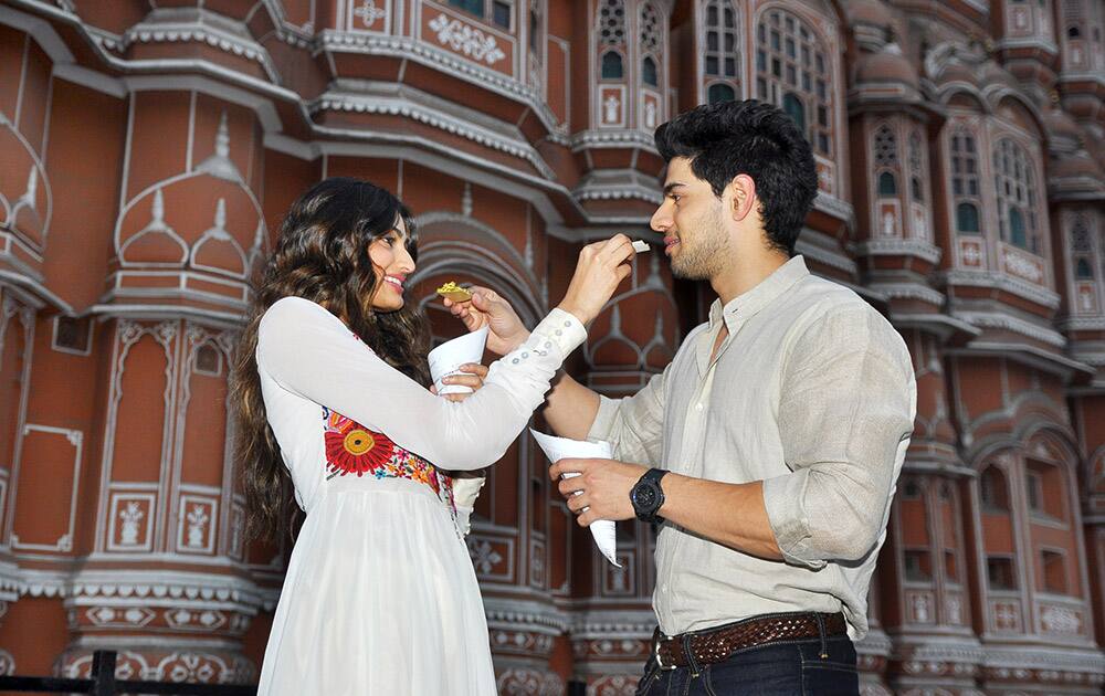 Athiya Shetty and Sooraj Pancholi gorges on some street food near Hawa Mahal.- Dalbeer Singh Negi.DNA