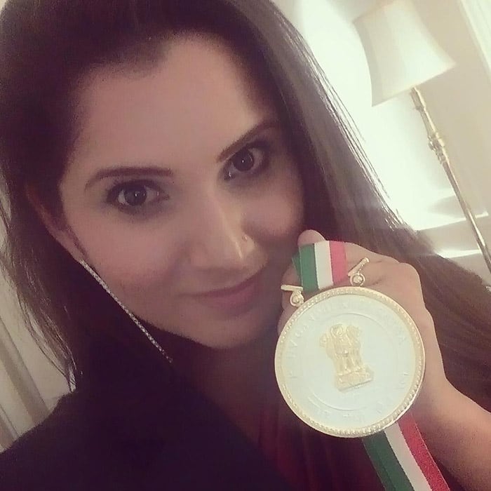 Sania Mirza:- Ek selfie toh banti hai  #KhelRatna  -twitter