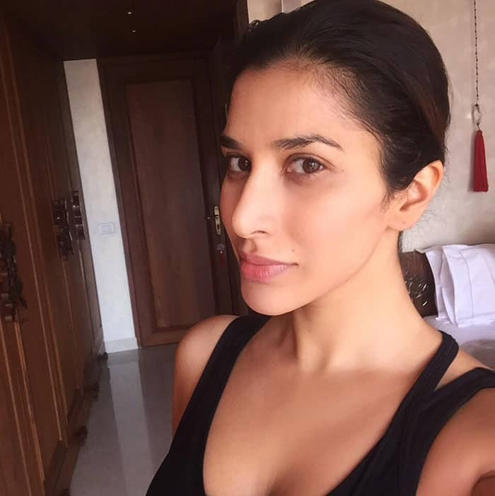 SOPHIE CHOUDRY :- Stay focussed, fit, happy & never give up on yourself or your goals! #positive #MondayMotivation -twitter