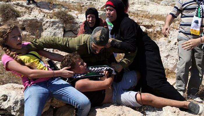  Watch video: Israeli soldier trying to arrest minor Palestinian boy with broken arm