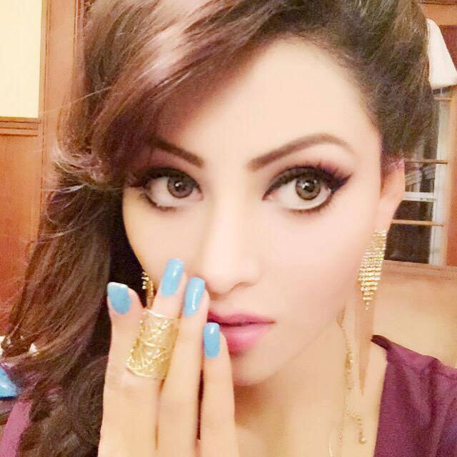 URVASHI RAUTELA ‏:- Aadaab #goodnight #currently #calgaryism #watertonadventures #shooting -twitter