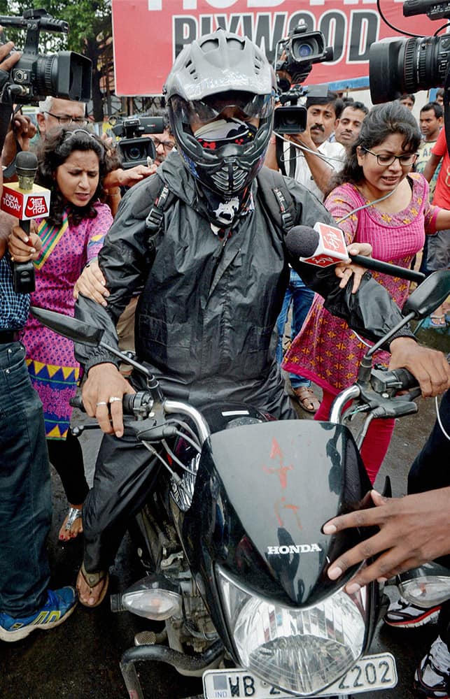 Siddhartha Das, who claims to be the biological father of Sheena Bora in surrounded by the media at a road in Kolkata.