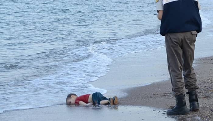 Shocking image of dead child washed up on Turkish beach lays bare Europe&#039;s migrant crisis