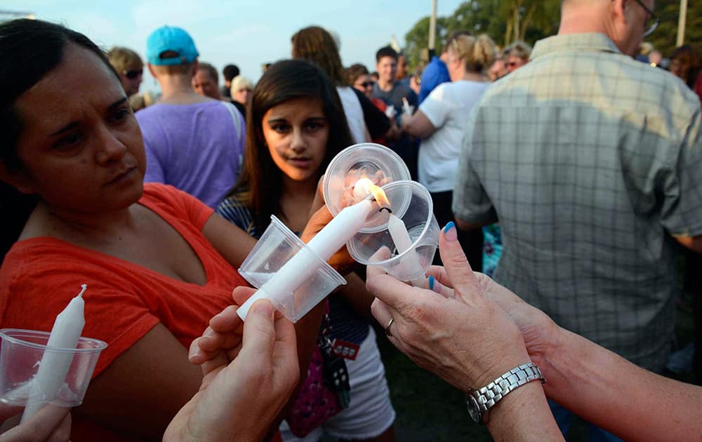 Mourners light candles during a vigil at Lakefront Park to honor Lt. Charles Joseph Gliniewicz, in Fox Lake, Ill. 