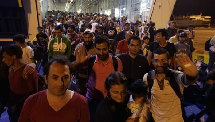 Train with migrants leaves Budapest for Austrian border