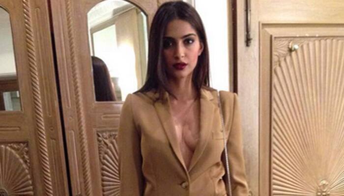 Sonam Kapoor looks sexy, sizzles at dad’s ‘Welcome Back’ premiere