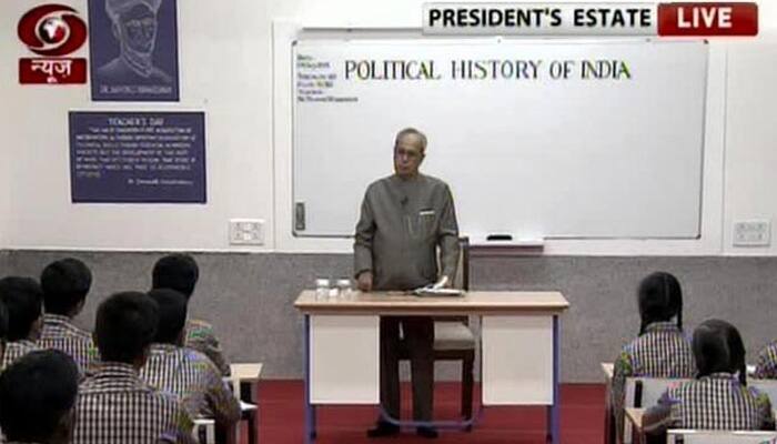 As &#039;Mukherjee Sir&#039;, President Pranab enlightens students on India&#039;s political history