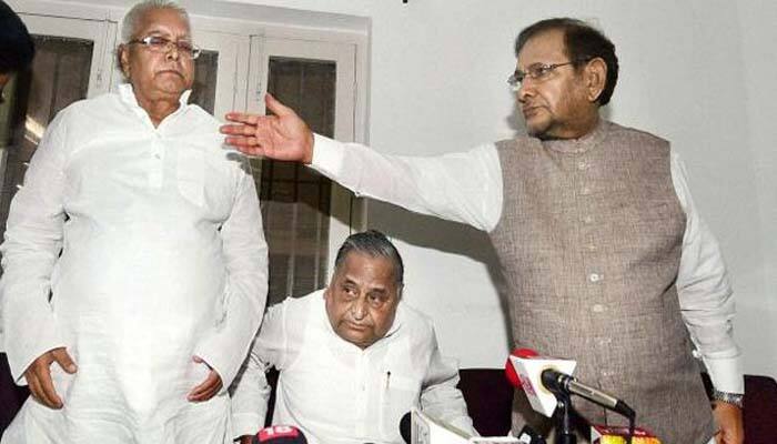 Feud in grand alliance: Sharad, Lalu deny split, say talks going on with Mulayam