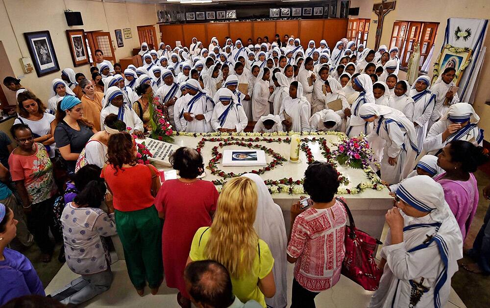 Nuns and other Christian community people offering prayers near the Mothers tomb at Missionaries of Charity in Kolkata on Saturday to observe death anniversary of Mother Teresa. 