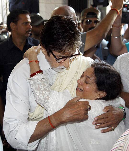 Mega actor Amitabh Bachchan consoles veteran actress Vijeta Pandit at the funeral of her husband music director Aadesh Shrivastava in Mumbai.