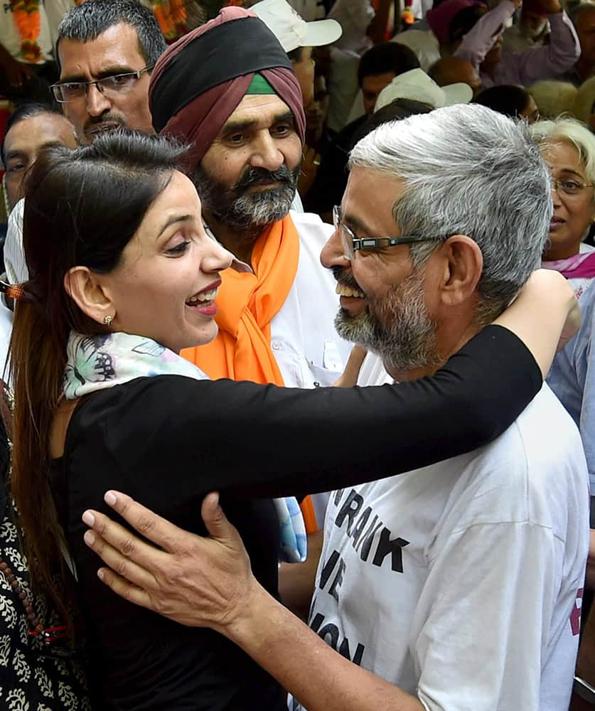 Colonel (Rtd.) Pushpendra Singh celebrates with his family member after breaking their fast to withdraw hunger strike following governments decision to implement One Rank One Pension (OROP) scheme, at Jantar Mantar in New Delhi.