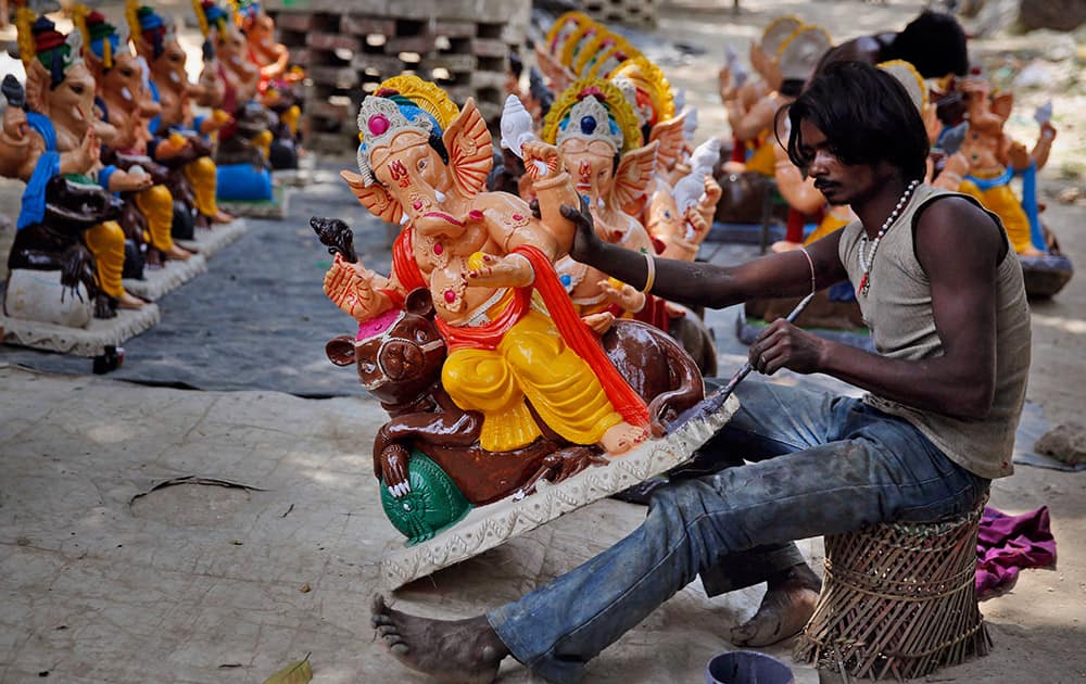 Artist paints idols of Hindu god Ganesha in Allahabad.