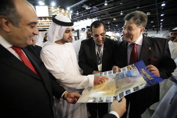 Sheikh Maktoum views a map with Lebanese Minister of Tourism Fadi Abboud