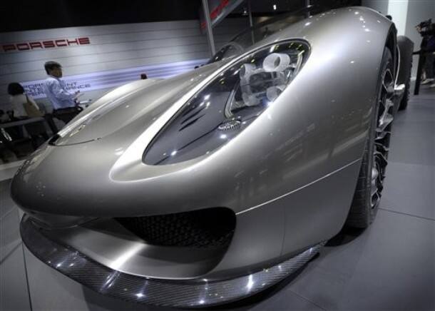 Cool Wheels: Visitor looks at the Porsche 918 Spyder