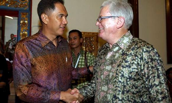 Indonesian Minister of Trade Gita Wirjawan, left, greets Australian Minister for Trade and Investment Andrew Robb during a meeting on the sideline of World Trade Organization Ministers meeting in Bali, Indonesia.