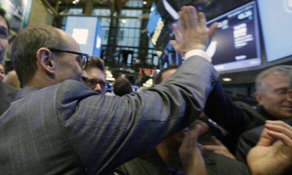 Twitter CEO Dick Costolo does a high-five with NYSE CEO Duncan Niederauer, right, as shares begin trading.