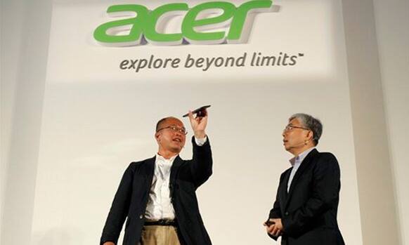 Acer Associated VP of Mobile Computing David Lee, left, describes features of the new smartphone Liquid S1 to President Jim Wong on the eve of the opening of Computex.