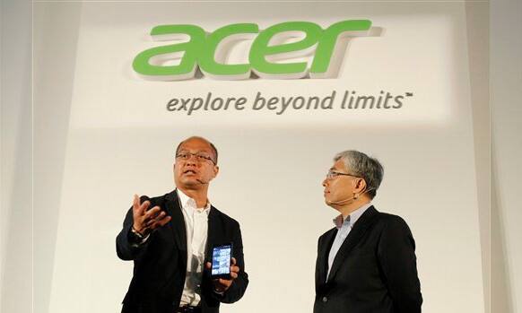 Acer Associated VP of Mobile Computing David Lee, left, describes features of the new smartphone Liquid S1 to President Jim Wong at Computex.