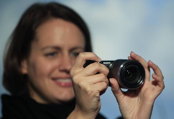 A Sony staff member demonstrates the Nex 5 3D panorama camera 