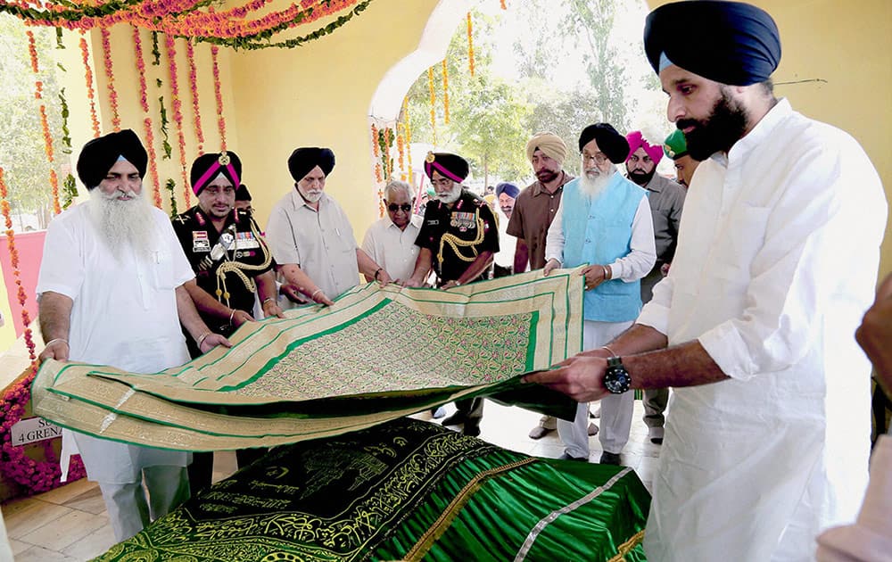 Punjab Chief Minster Parkash Singh Badal, Cabinet Minster Bikaram Singh Majithaia along with Lieutenant General of Western Command K J Singh paying tribute to martyr Abdul Hamid on the Golden Jubilee of 1965 Indo-Pak war, at Khem Karan on the outskirts of Amritsar.