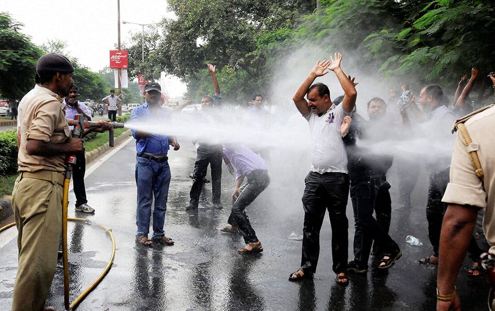 Police use water cannons on Panchayat Rojgar Sevaks after they tried self immolation in JD(U) state office in Patna.