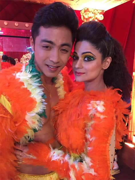 Our cute lil love birds performance this weekend at 9 pm on @ColorsTV @JhalakOnColors @Deepak_5678 Twitter@ShamitaShetty