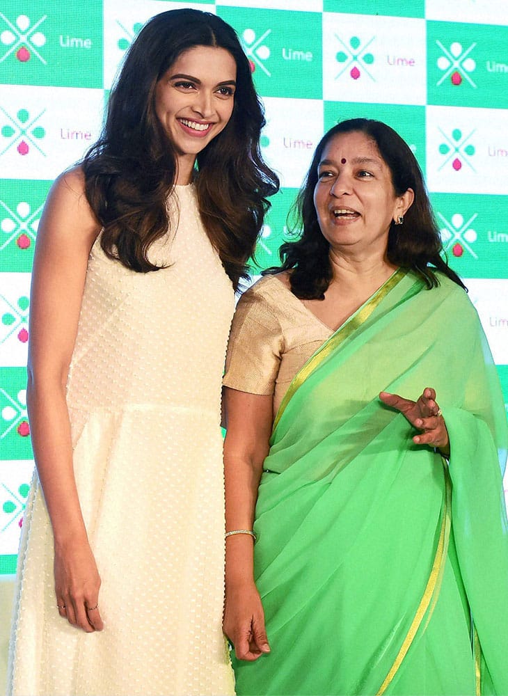 Deepika Padukone and Axis Bank MD & CEO, Shikha Sharma during the launch of Axis Banks new prepaid wallet aap called Lime in Mumbai.