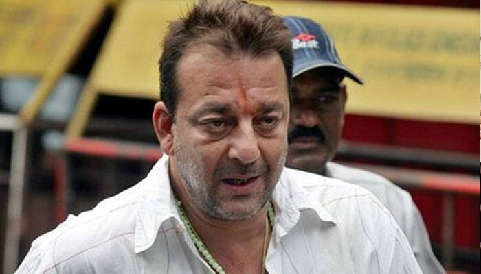 Sanjay Dutt visits Sanjay Gupta on &#039;Jazbaa&#039; set